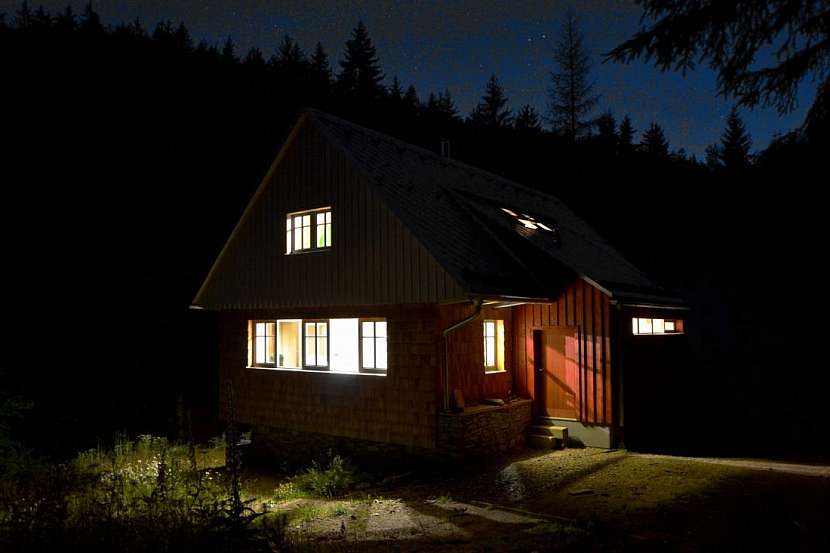 Romantické bydlení pro rodinu tesaře skrývá malebný domek s moderní výbavou