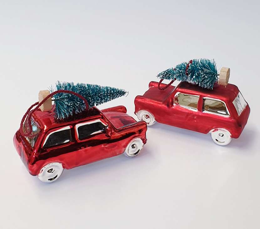 Vánoční skleněná ozdoba ve tvaru autíčka.