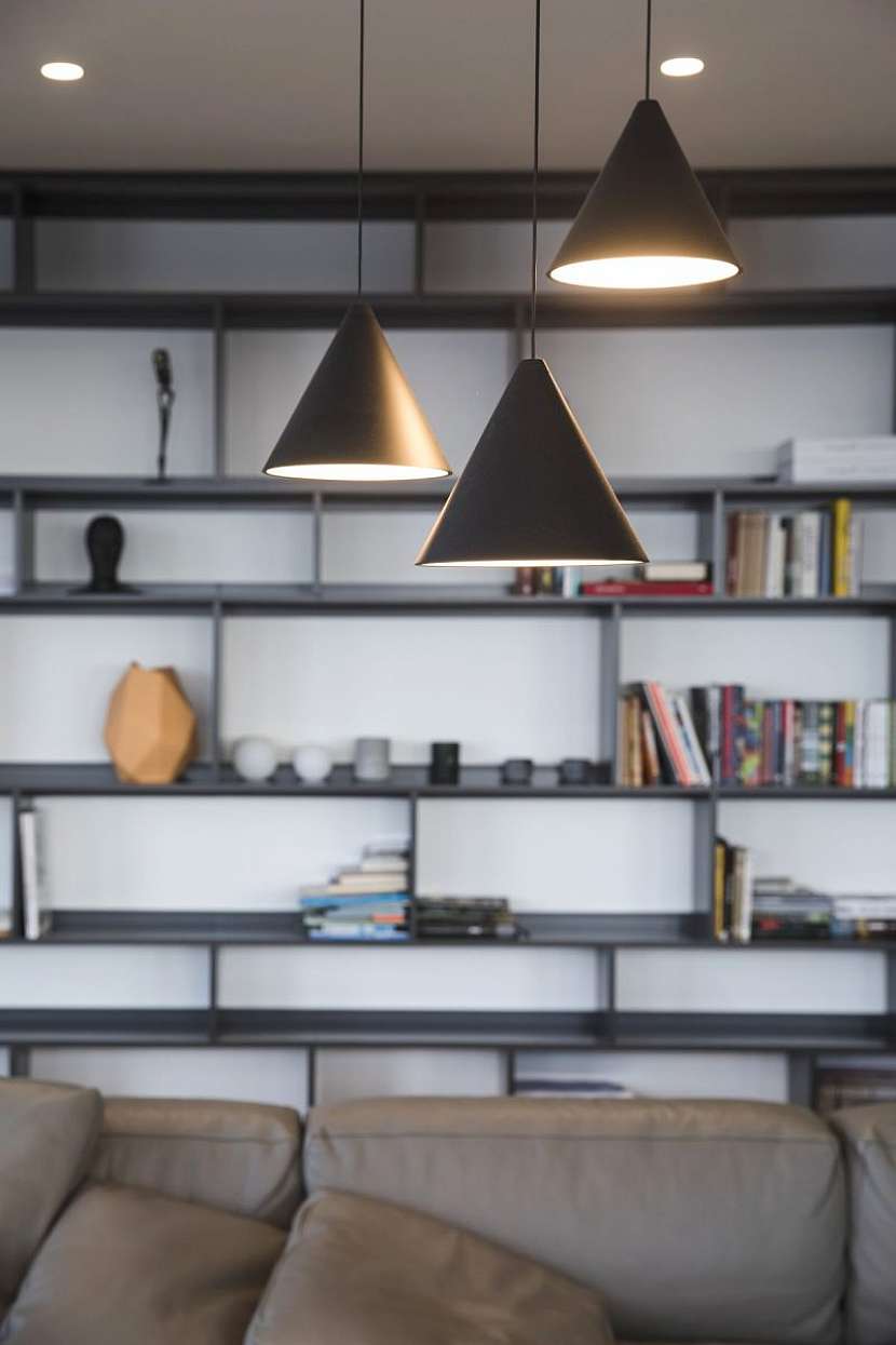 Byt je vybaven osvětlením značky FLOS. Účelně osvětluje všechny místnosti v bytě a vynikají díky němu i jednotlivé designové kusy nábytku.
