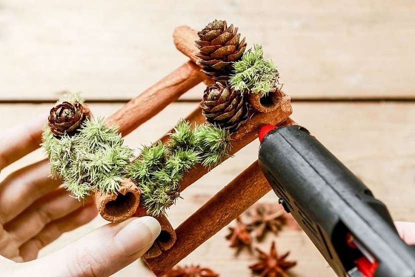 Vyrobte si voňavý vánoční svícen ze skořice. Všechny ingredience najdete doma!