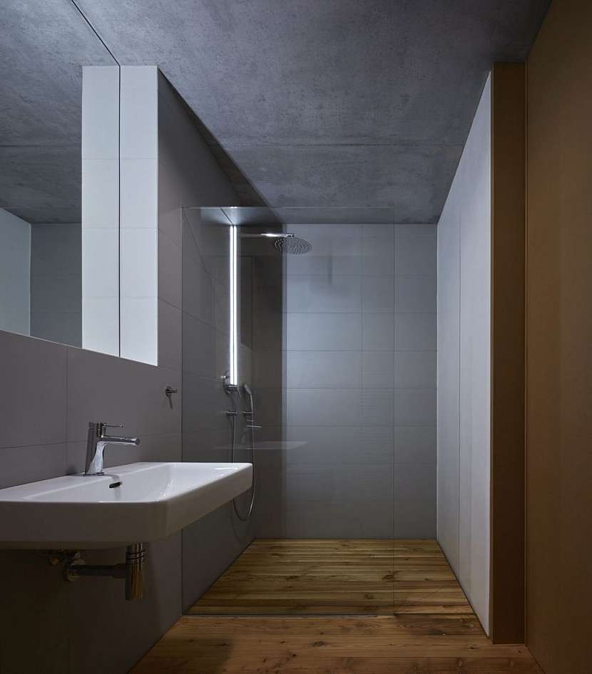 Koupelna je vybavená zařizovacími předměty od firmy Laufen.