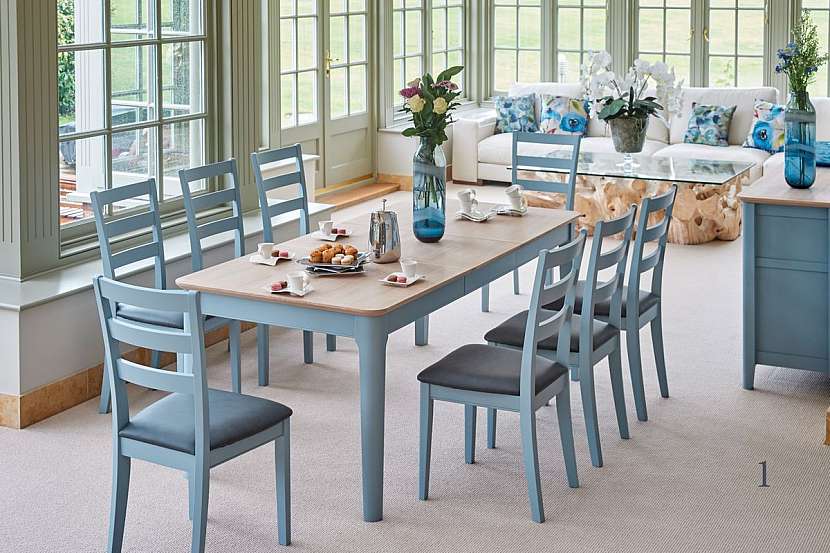 U jídelního stolu se musí všichni cítit příjemně a k tomu potřebují dostatek prostoru. Při výběru proto věnujte pozornost dostatečné velikosti stolu a pohodlným židlím.