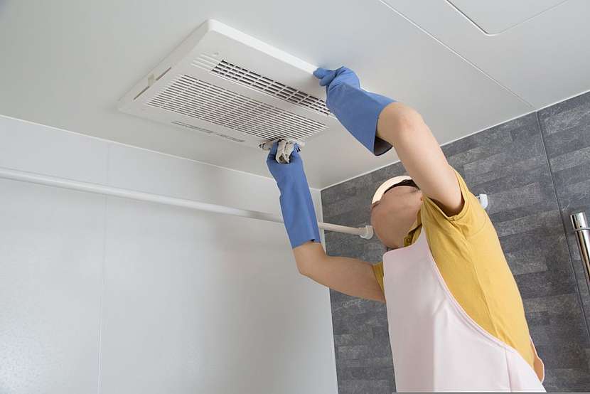 Dobrá a průchodná ventilace je pro koupelnu zásadní, proto ji pravidelně zbavujeme prachu.