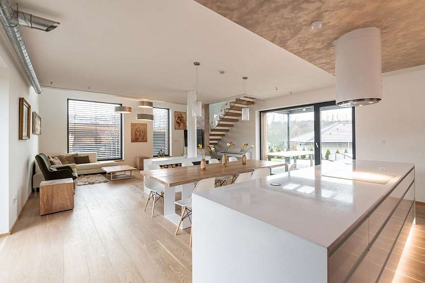 Na rozhraní mezi částí pro jídelní stůl a částí pro obývací prostor je situován subtilní krb, který tyto prostory funkčně odděluje a zároveň esteticky doplňuje.