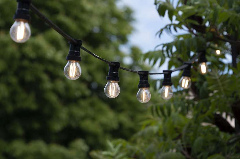 Solární lucerny se hodí nejen do zahrady, ale i na terasu nebo na balkon