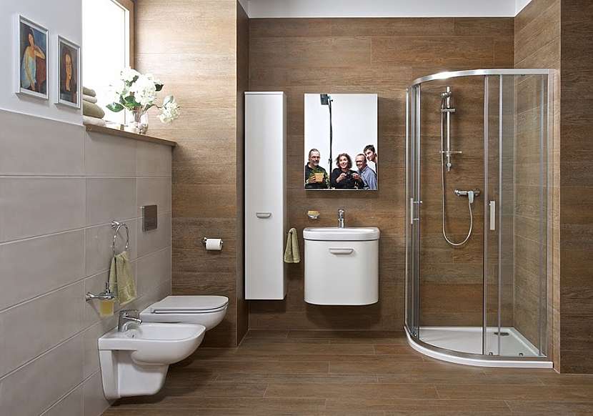 Půlkruhový sprchový kout s mělkou vaničkou je vhodný do menších koupelen.