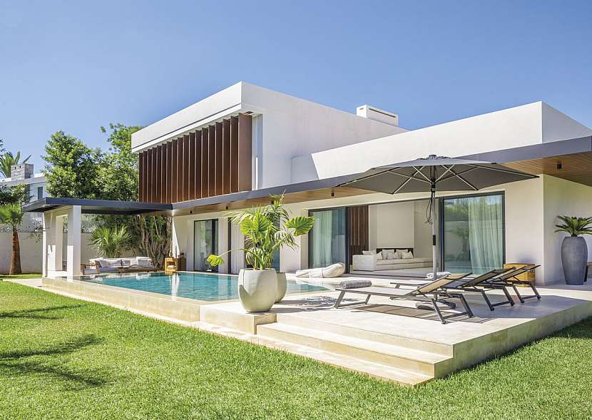 Vila s terasou krásnější než obývák a nekonečným bazénem