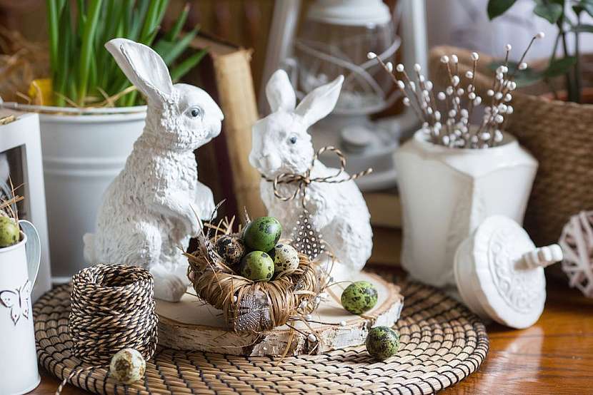 K tradičním symbolům Velikonoc patří i zajíček, stačí porcelánová figurka aranžovaná s vajíčky a je hotovo.