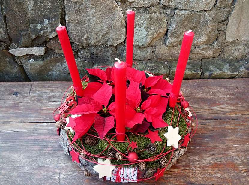 Na závěr věnec doplníme čtyřmi miniaturními vánočními hvězdami.