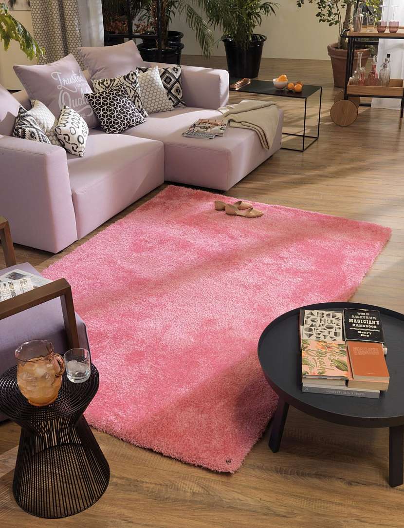 Při využití růžové barvy v obývacím pokoji je na místě střídmost.