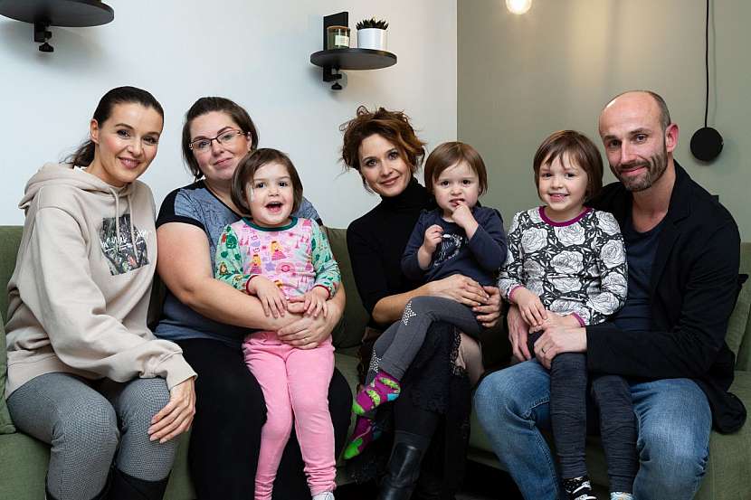 Šťastná rodina s designéry a Ivou Kubelkovou.