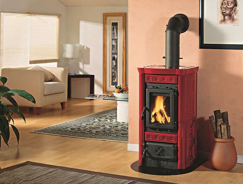Teplo domova zajistí krbová kamna. Jak v nich správně topit?