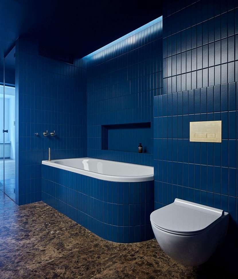 Modrá koupelna slouží pro obyvatele dětského pokoje a pokoje pro hosty.