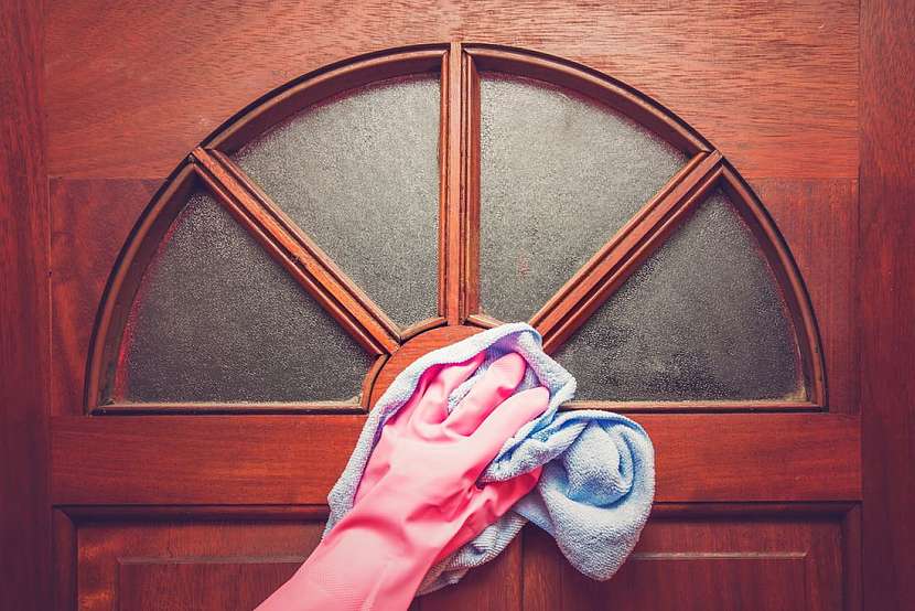 K pravidelné péči o dveře patří omývání mýdlovou vodou. Vyvarujte se používání abrazivních a chlorových prostředků, drátěnek či hrubých kartáčů.