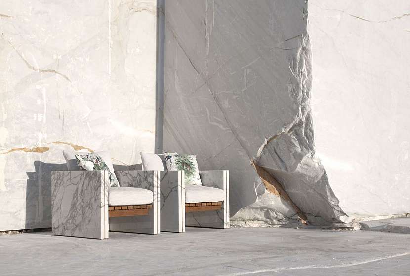 Exteriérová i interiérová sedací souprava Bettogli z mramoru v prostředí Carrarského lomu. Design Eugenio Biselli, Franchi Umberto – HomeDesign.