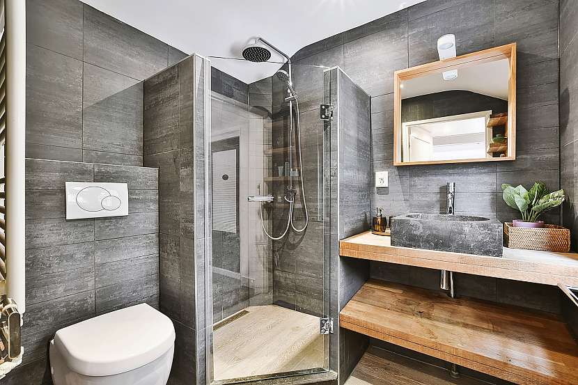 Obložená koupelna od podlahy ke stropu keramickými dlaždicemi je dobrým rozhodnutím