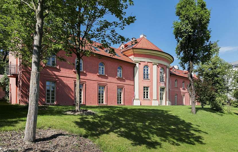 Historicky cenná barokní budova oranžerie byla postavena v polovině 18. století a v průběhu 19. století byla přestavěna pro obytné účely. Po rekonstrukci nabízí tato budova luxusní bydlení.