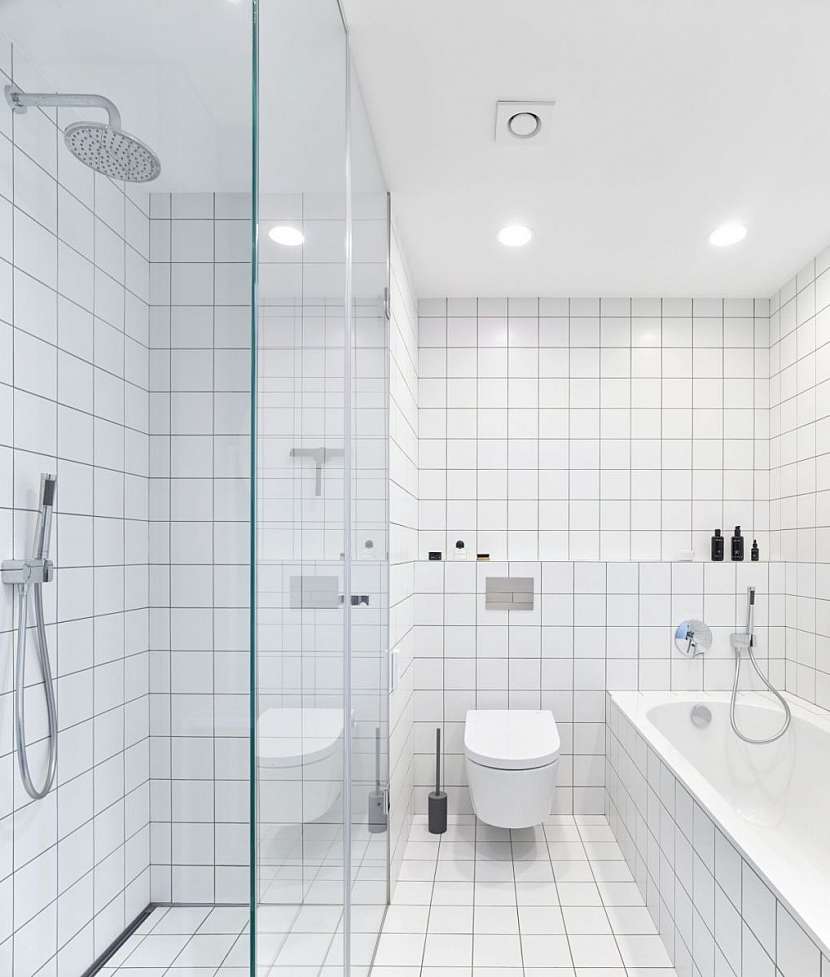 Jednoduchá koupelna svým laděním odpovídá ostatnímu zařízení bytu.