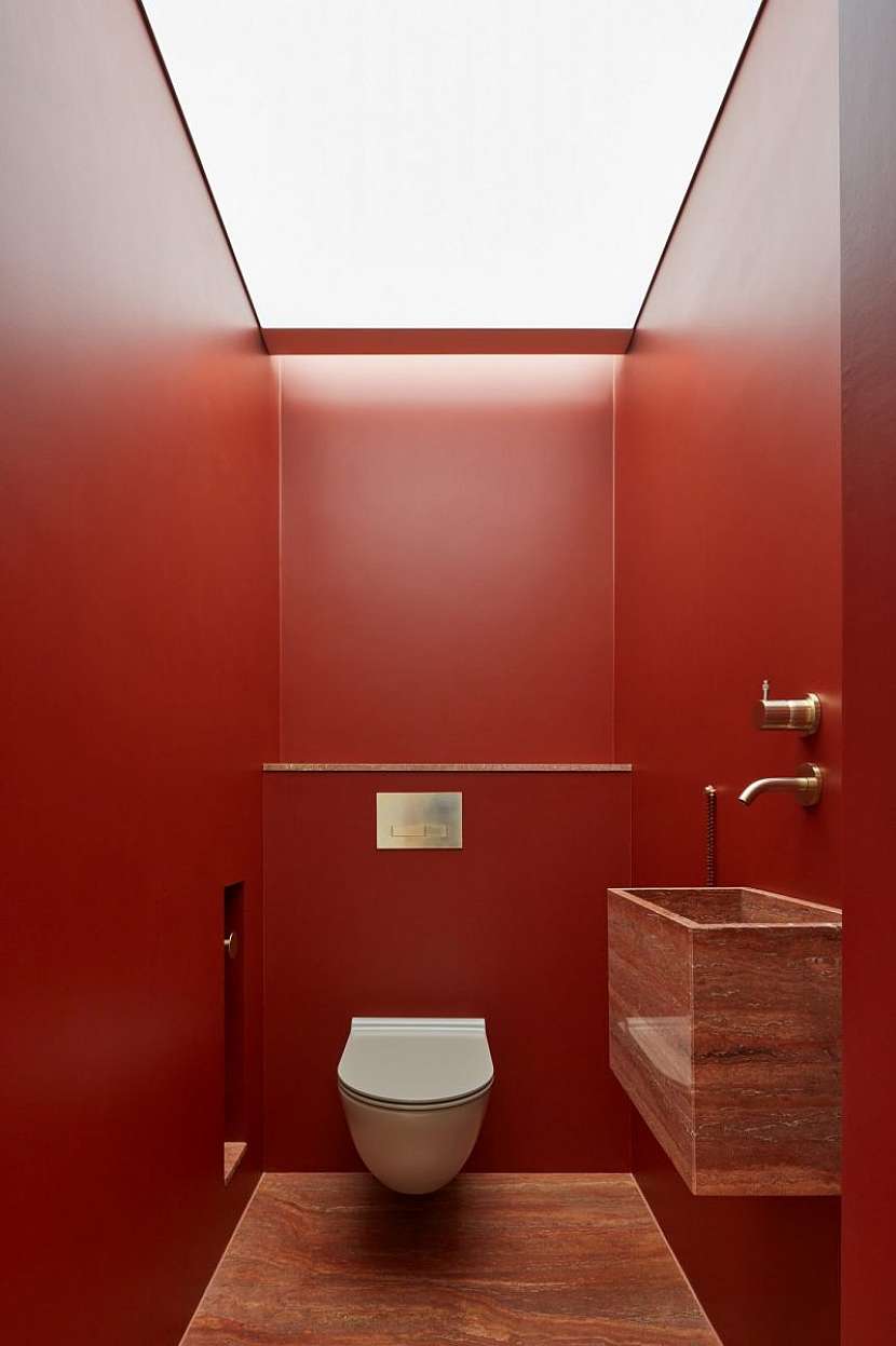 Za bílými dveřmi vás překvapí sytě rudá toaleta.