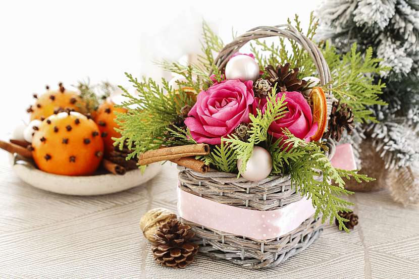Vánoční dekorace z růží bude dokonalou ozdobou slavnostně prostřeného stolu (Zdroj: Depositphotos (https://cz.depositphotos.com))