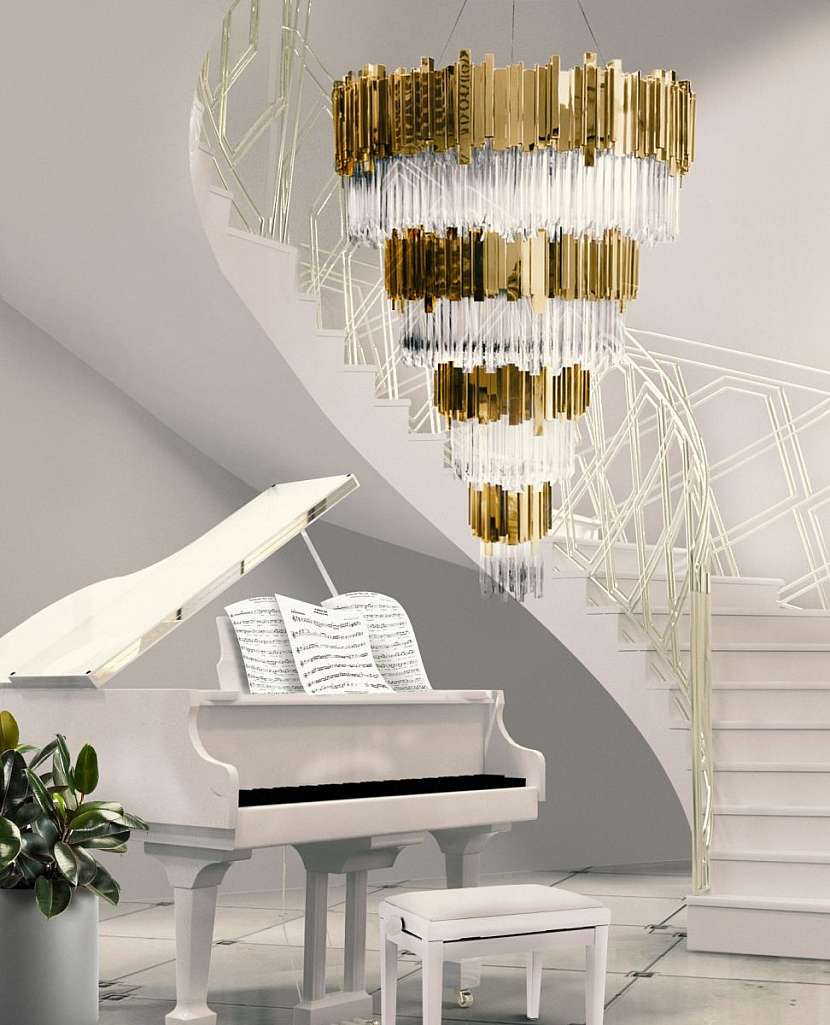 Schodiště s klavírem v bílé barvě kontrastuje se zbytkem bytu.