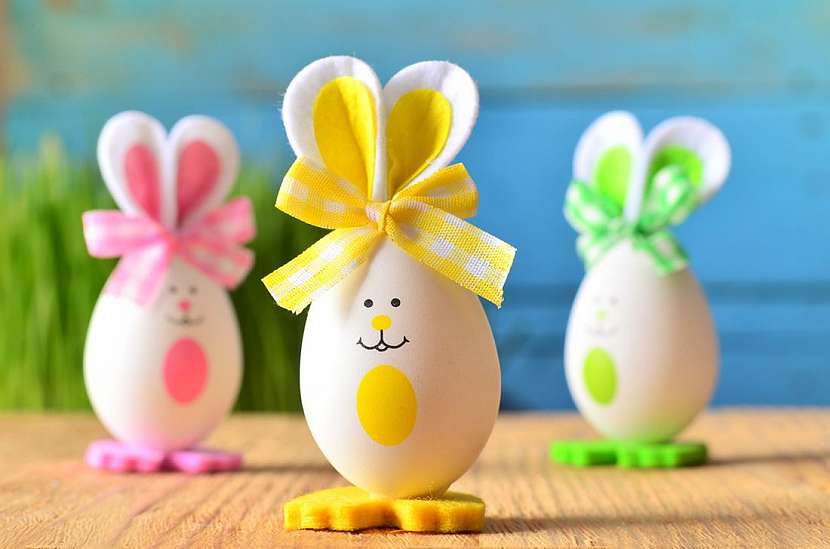 Veselá vajíčka jako zajíčky můžete vyrábět s dětmi.