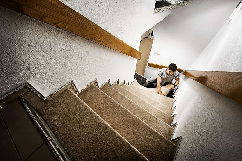 Při pokládce koberce na schodiště je vyžadována velmi precizní práce v oblasti měření a řezání.