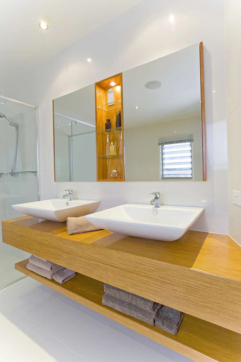 V koupelně světlé dřevo "rozbije" sterilitu bílých stěn a sanity