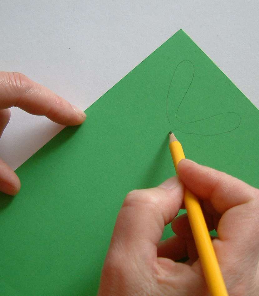 Na zelený nebo zlatý kreslicí karton nakreslíme tužkou stylizované větvičky jmelí .