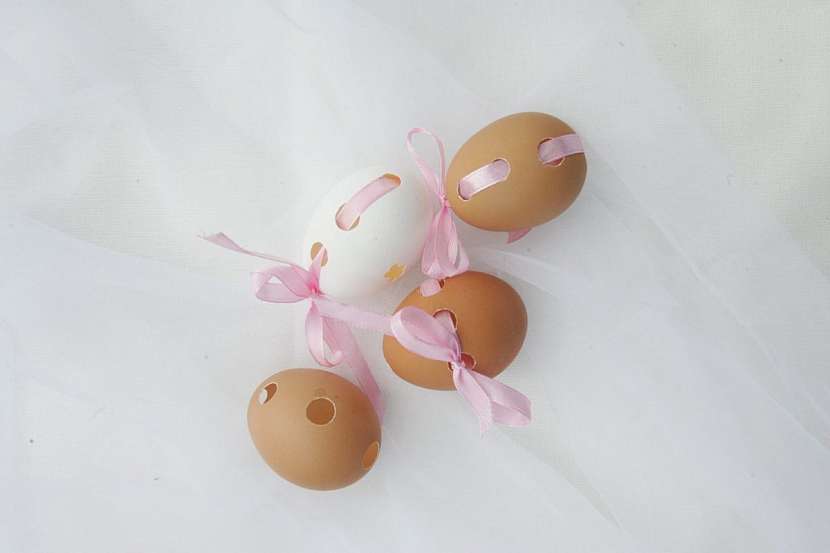 Romantickou atmosféru Velikonoc umocní vajíčka zdobená mašličkami.