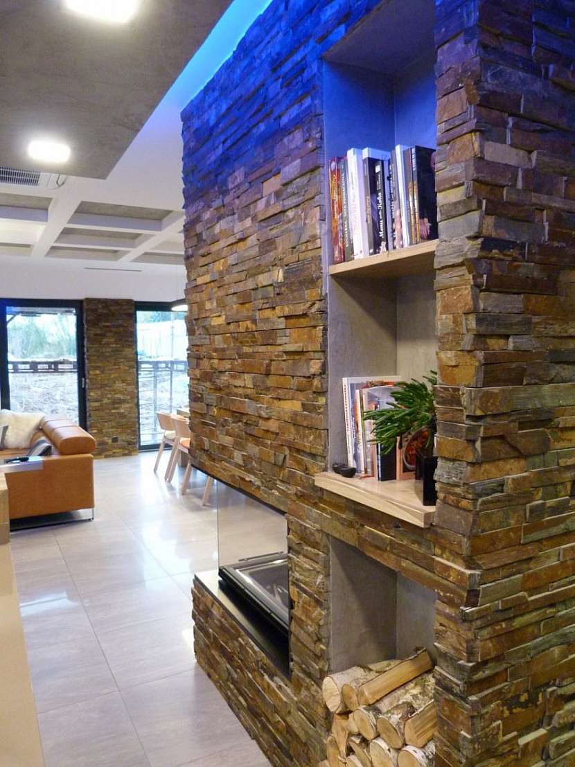 Podle přání majitelů a v souladu se současnými trendy je interiér domu zařízen vzdušně a převahou přírodních materiálů, jako jsou dřevo a kámen.