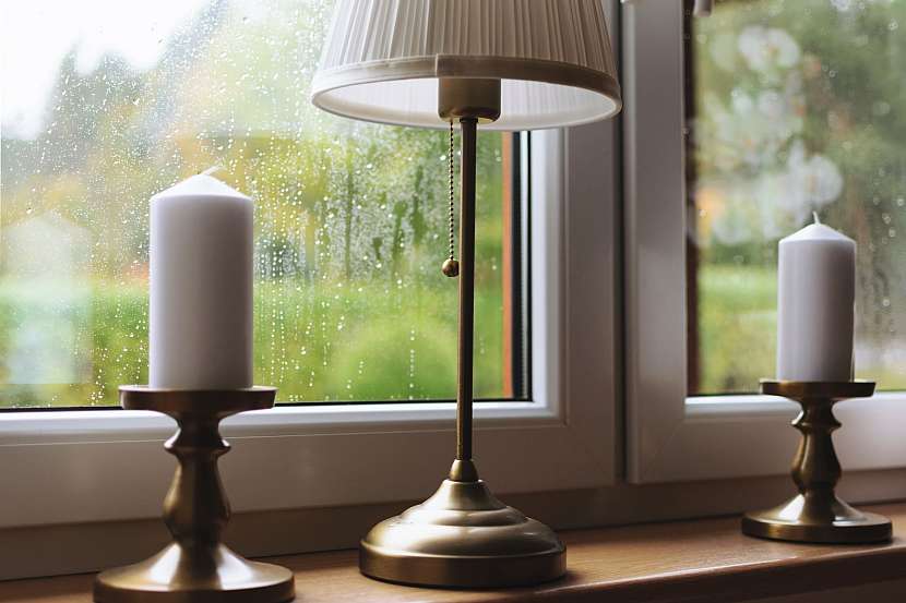 Jaké jsou moderní dekorace oken a čím ozdobit okna v obývacím pokoji?