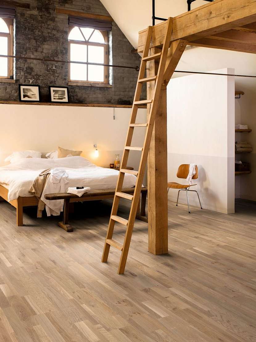 Dřevěná podlaha je oblíbená pro pocit tepla na dotek.