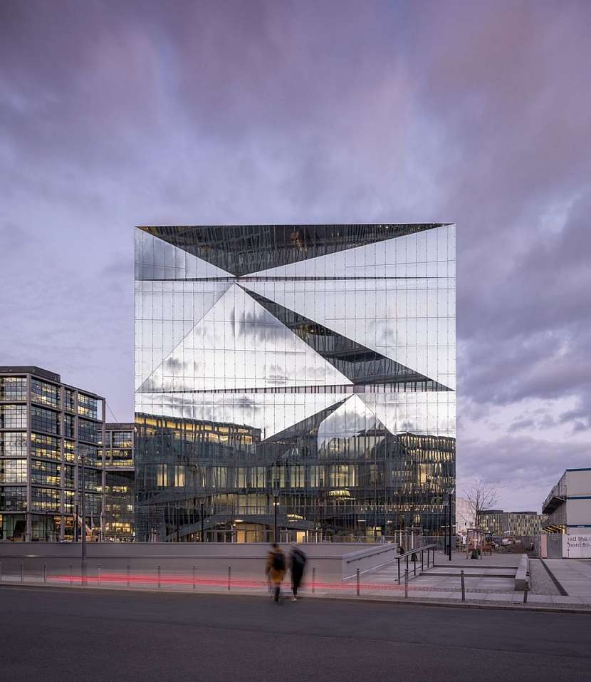 Kombinace použitého skla odráží okolí budovy ze všech stran.