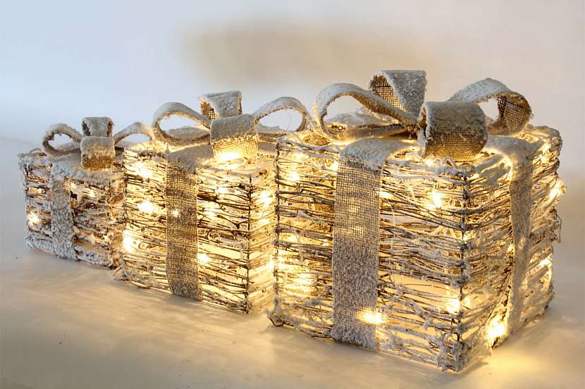 Svíticí dekorace v podobě dárků.