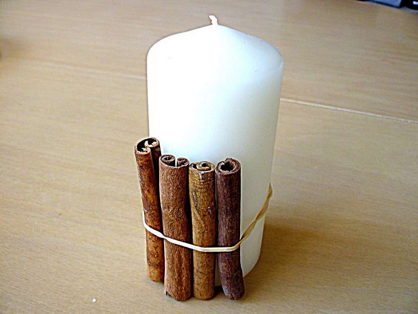 Na svíčku navlékněte gumičku, kterou umístíte přibližně její do dolní třetiny.