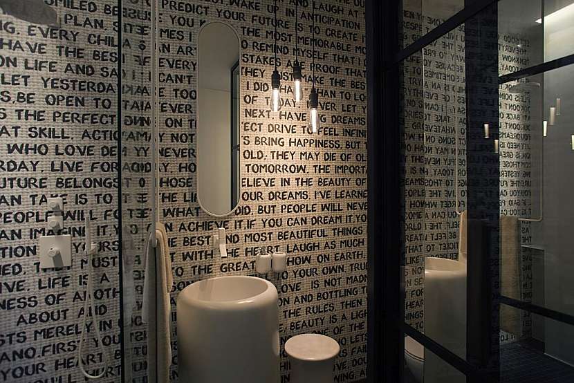 Koupelny s rozdílným dekorem spojují originální tapety s voděodolnou úpravou.
