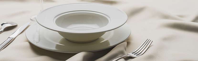 Detail hlubokého polévkového talíře