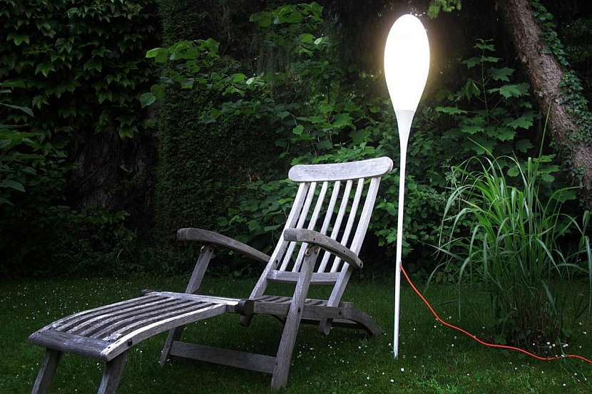 LED lampa vysoká 60 cm dostatečně nasvítí okolí křesla.
