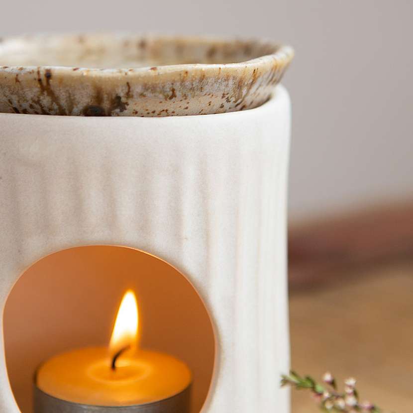 Teplo z hořící svíčky uvolňuje vůni éterického oleje.