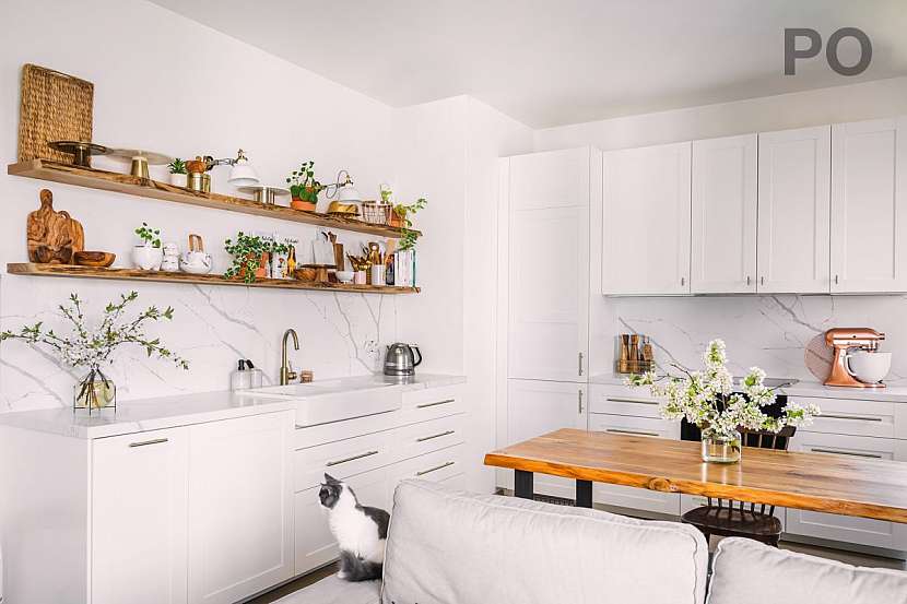 Bílá kuchyně s dekorem bílého mramoru s jemným žilkováním dodala lince něžný výraz.