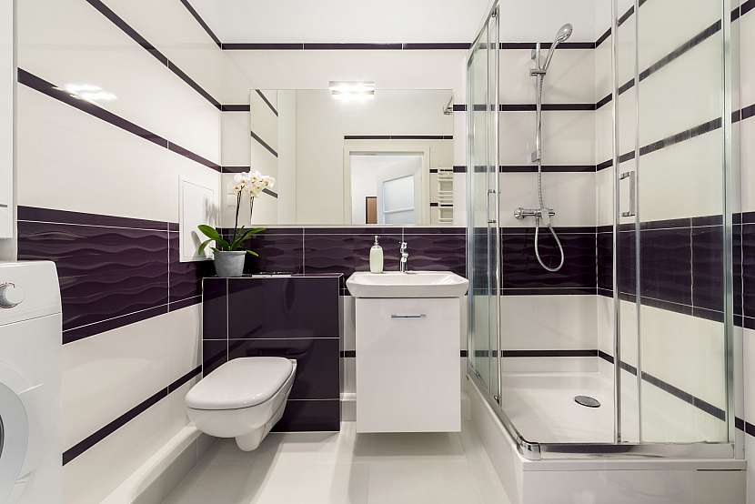 Chcete luxusní koupelnu? Zkombinujte elegantní bílou se dřevem!