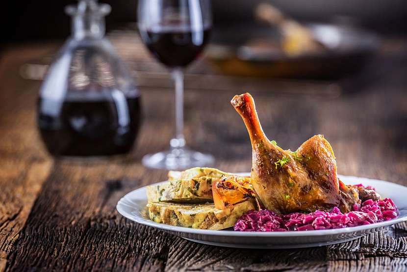 Pečená husa a víno patří mezi folklór svatomartinských oslav.