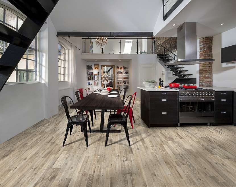 Dřevěná podlaha má styl a výdrž. Jaké dřevo je ideální do obýváku a jaké do předsíně?