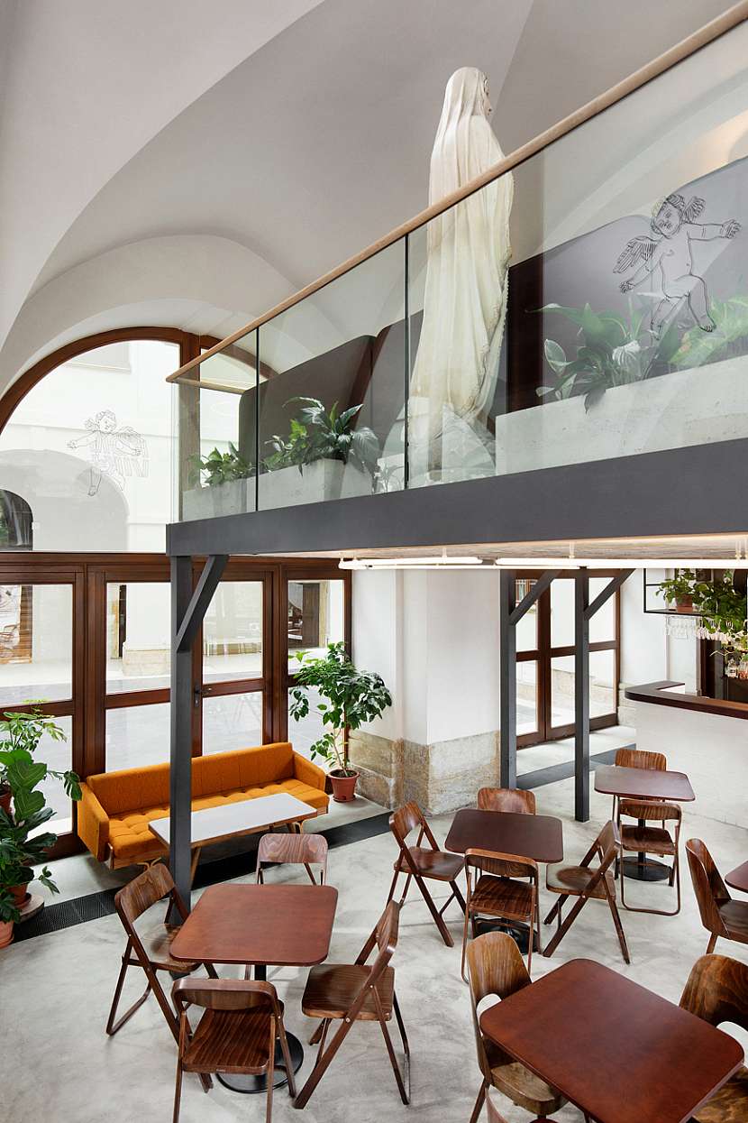 Kavárna má vysoký strop s klenbou a je ze tří stran prosvětlena okny.