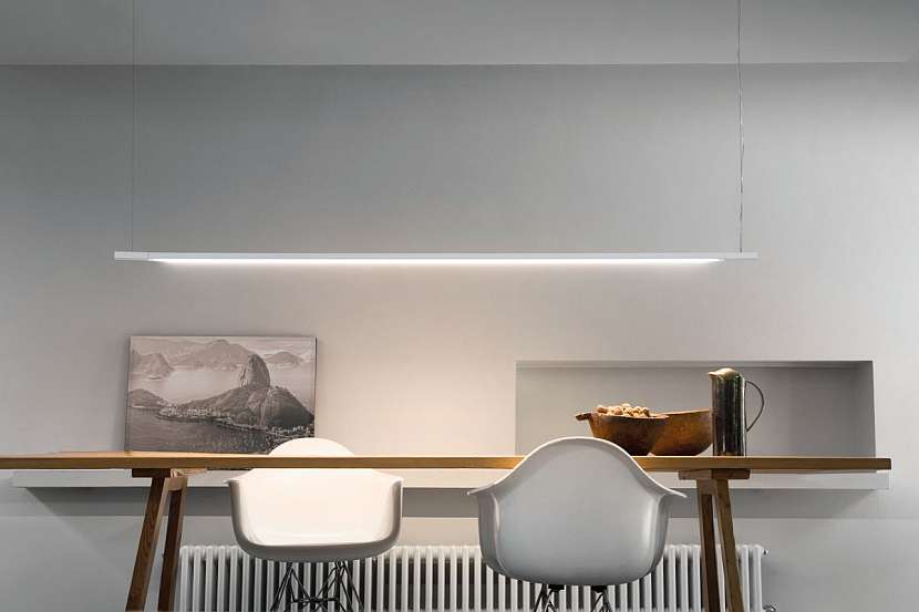 Nad jídelním stolem se používají závěsná světla nízko nad deskou.
