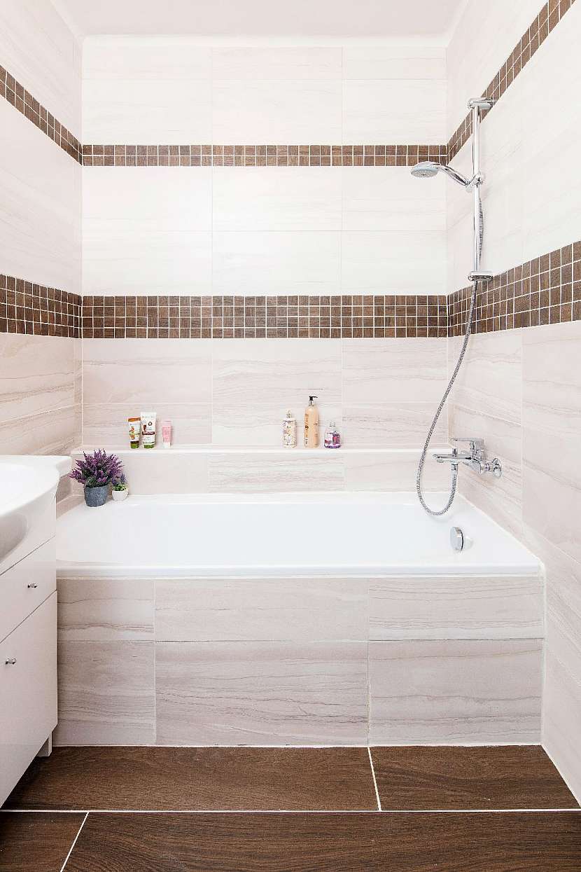 Elegantní koupelna s dekorem mramoru a dřeva