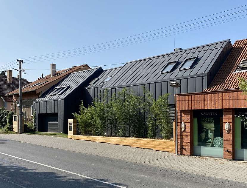 V pohledu z ulice hraje hlavní roli krytina Lindab SRP Click z prvotřídní švédské oceli v tmavě šedé barvě, která se uplatňuje jak na střeše, tak i na fasádě.
