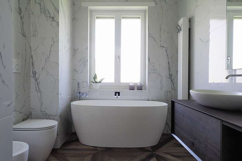 Druhá koupelna je díky použitým obkladům v dekoru bílého mramoru synonymem elegance.