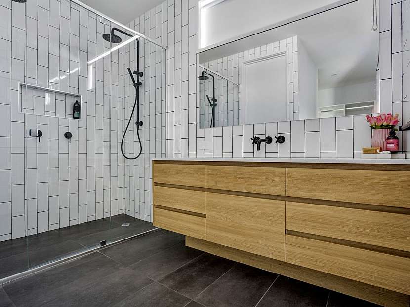 Dřevo v černobílé koupelně.